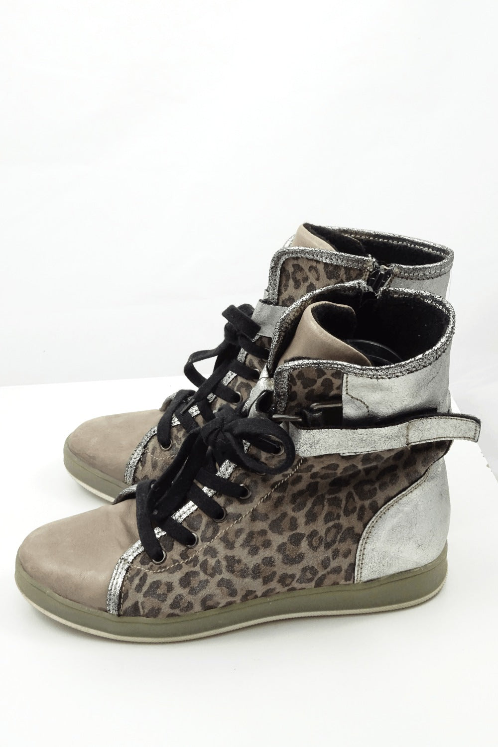 Manas brown sneakers with animal print and silver detailing. Closure via black laces and side zip. Soul length 26cm