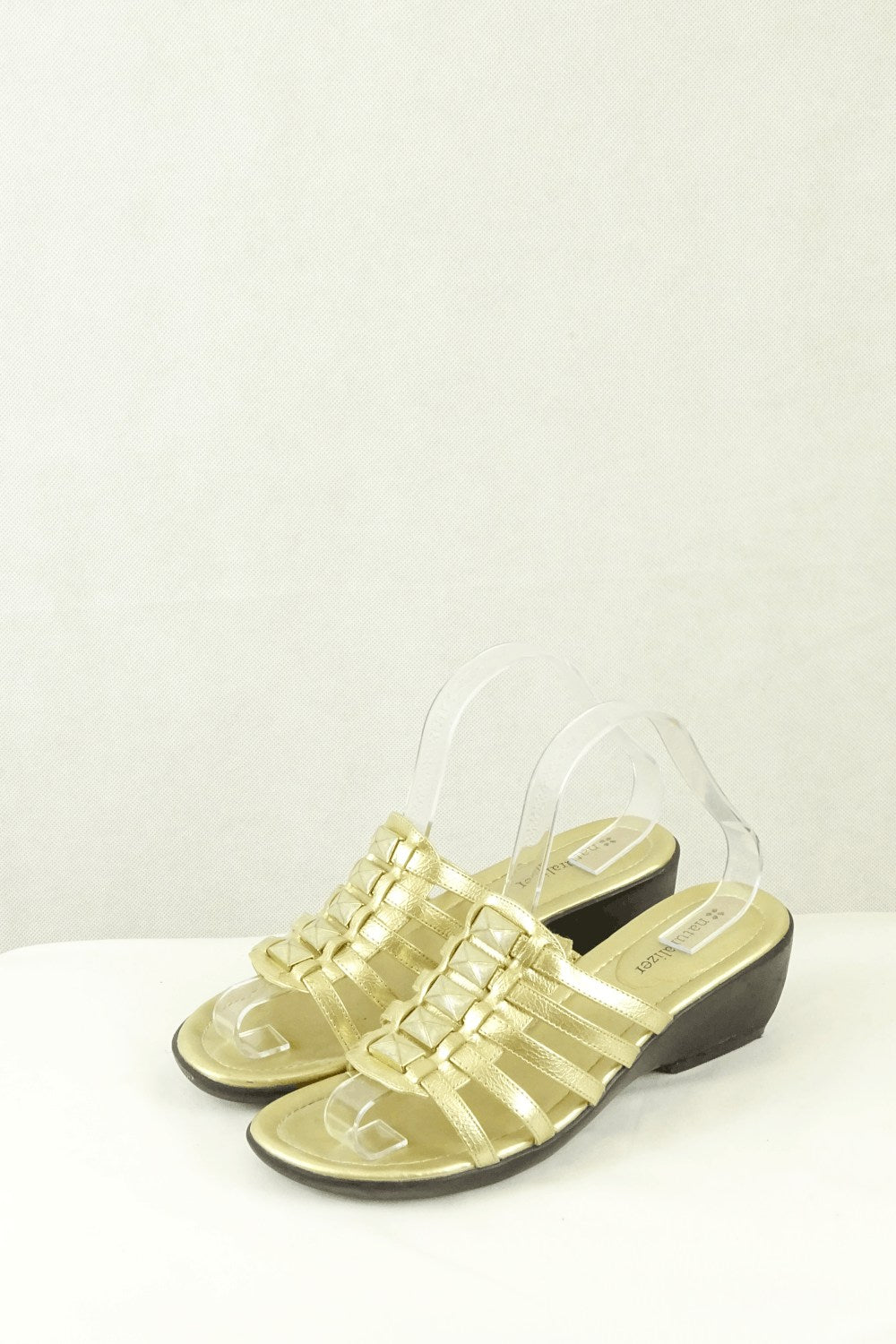 Naturalizer best sale gold sandals